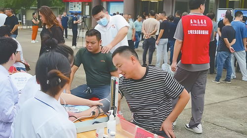 益陽(yáng)近百名貨車(chē)司機(jī)集中加入工會(huì)，享受健康咨詢(xún)服務(wù)